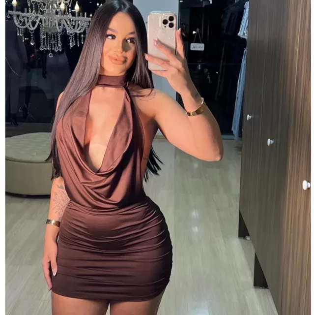 Vestido Justo com Gola Alta e Decote